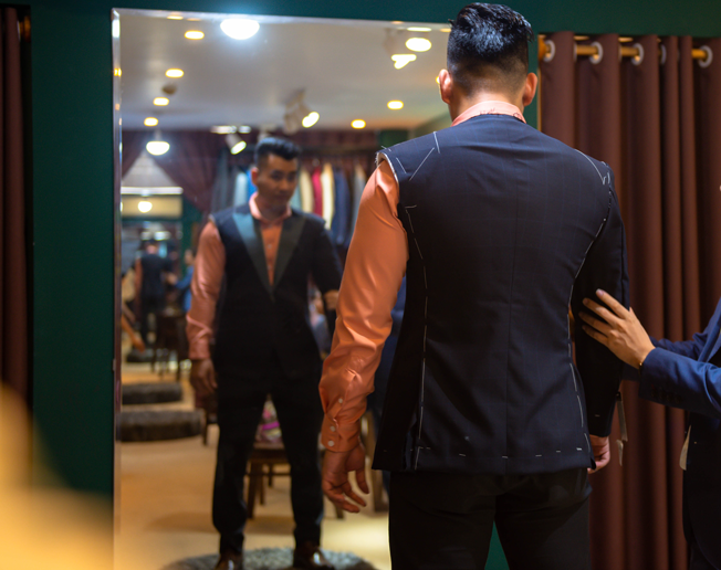 Tư vấn khách hàng tại Thế Giới Vest Nam